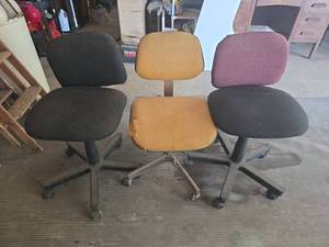 lot 6543 image: Office Task Chair w Casters - Set of 3