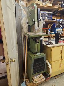 lot 6561 image: Central Machinery 14 Wood Cutting Band Saw 1 HP