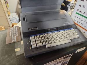 lot 6554 image: Vintage Smith-Corona DeVille Electric Typewriter - Model 650