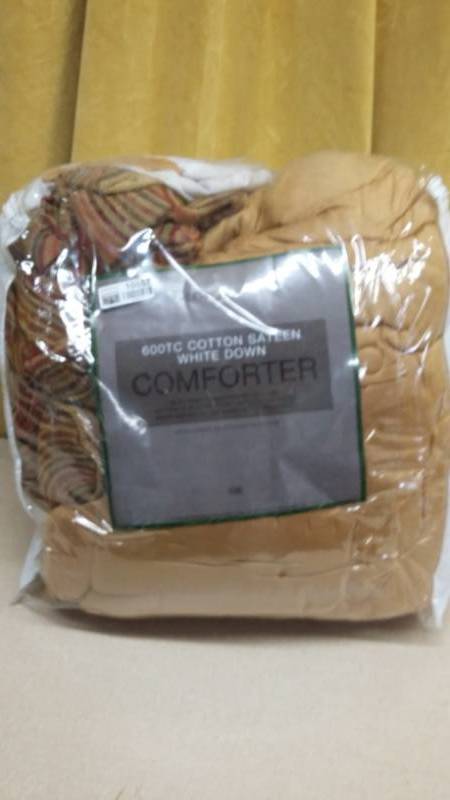 lot 10557 image: Comforter Bedding in Bag Red  Gold
