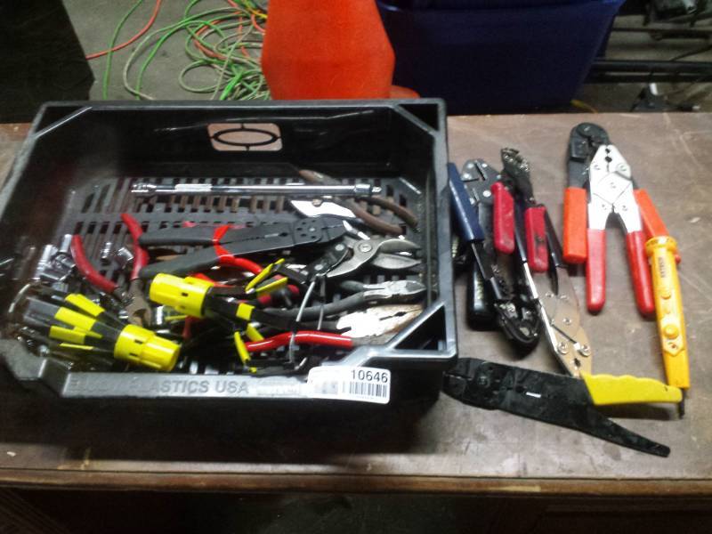 lot 10646 image: Tray full of Misc Pliers and Snippers