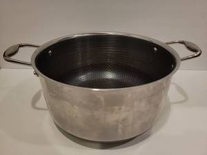 lot 1004 image: Hexclad Hybrid Deep Saute Pan (no Lid) 5.5-Qt