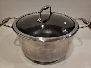 lot 1009 image: Hexclad Hybrid Deep Saute Pan with Lid 8-Qt