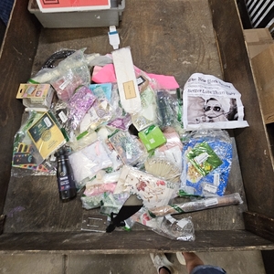 lot 5052 image: Miscellaneous lot of goodies gray