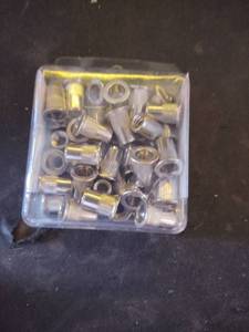 lot 6319 image: WORKPRO 50pc 14-20 SAE Stainless Steel Rivet Nut Kit W023045AE