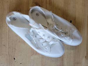 lot 20151 image: White Canvas Lace-Up Sneakers Off The Heel Size 9 Womens (Slightly Worn)