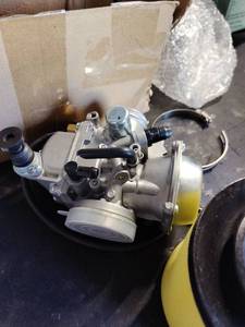 lot 13530 image: Carburetor with Air Filter and Hardware Kit