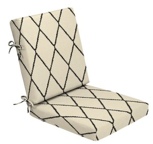lot 13531 image: Ardene 4-Piece Throw Pillow Set Ivory Navy Quilted Diamond Pattern