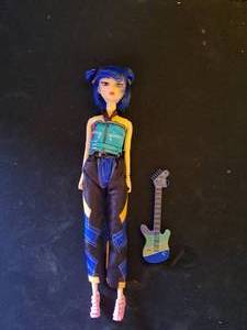 lot 12173 image: Action Figure Doll With Blue Hair & Guitar Accessory- kpop Demon Hunters Zoey Style Doll