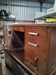 lot 7 image: Large wooden desk