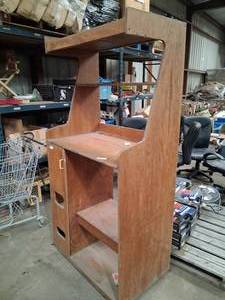 lot 10 image: Tall work station