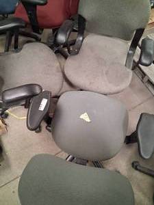 lot 23 image: 3 office chairs