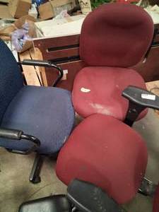 lot 24 image: Set of 3 office chairs