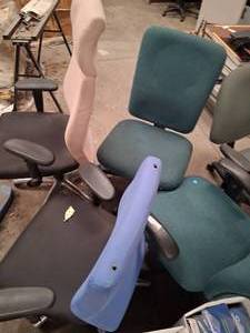 lot 25 image: Set of 4 rolling office chairs.