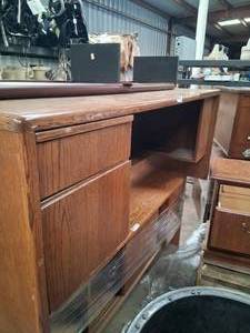 lot 40 image: 2 drawer wooden desk