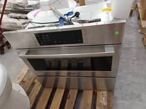 lot 20035 image: Bosch Built-In Microwave Oven With Warming Drawer