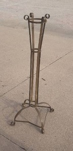 lot 203 image: Metal Flower Stand for 6 Inch Pot