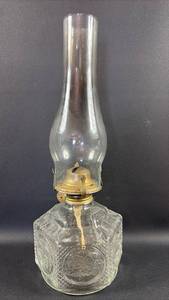 lot 110 image: Vintage Oil Lamp 15.5 inches tall