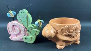 lot 118 image: Turtle Planter and Decor