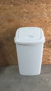 lot 136 image: 13 Gallon Trash Can