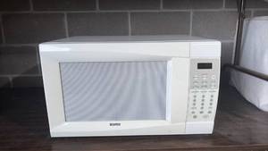 lot 156 image: Working Kenmore Microwave