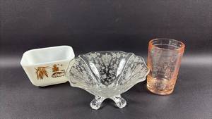 lot 231 image: Collectable Glassware Trio