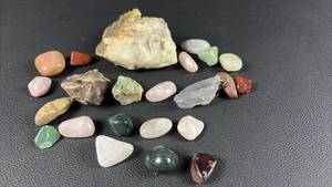 lot 250 image: Rough and Polished Geological Specimens Bundle