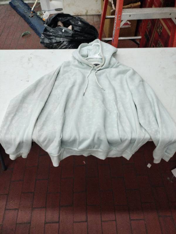 lot 59389 image: Forever 21 paisley hoodie in light blue - L