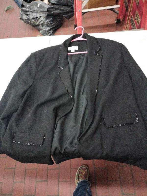 lot 59406 image: Casual Corner Annex Woman black blazer With sequin trim 24W