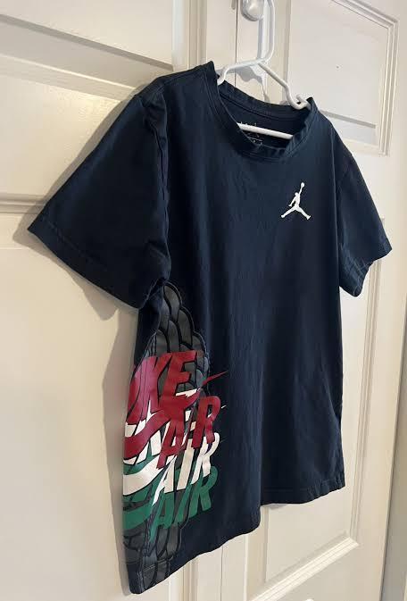 lot 63316 image: Nike Air Jordan Red White Green Logo Short Sleeved T-Shirt - yL