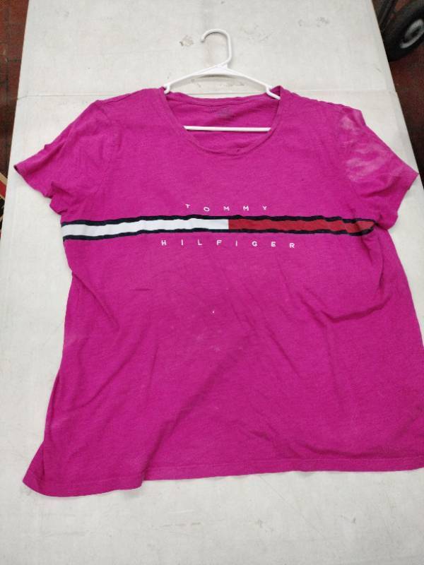 lot 63317 image: Pink Tommy Hilfiger T-shirt - XXL