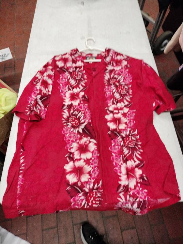 lot 63355 image: Hawaii Blues red and white floral printed Hawaiian shirt - XL