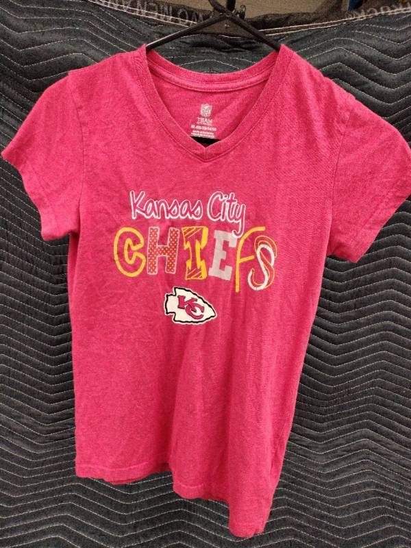 lot 1001 image: NFL Team Apparel Kansas City Chiefs V-neck t-shirt - Childrens XL (14-16)