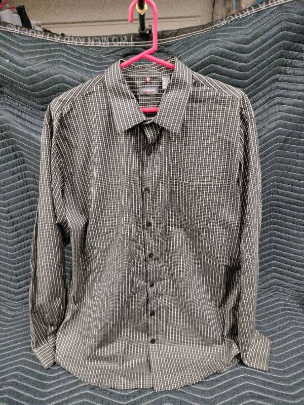 lot 1076 image: Van Heusen mens black and white checkered grid pattern long-sleeve button-down shirt - XLT