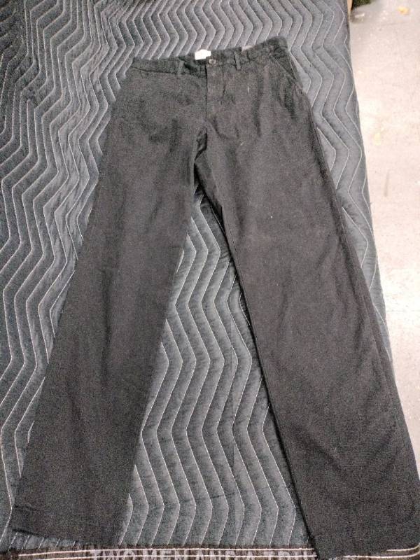 lot 1086 image: H&M classic black straight-leg work trousers - 2932