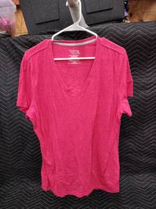lot 61321 image: Time and Tru short-sleeve V-neck t-shirt - XL