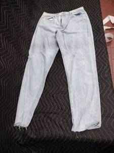 lot 61398 image: Universal Thread light wash vintage denim boufriend jeans 829R