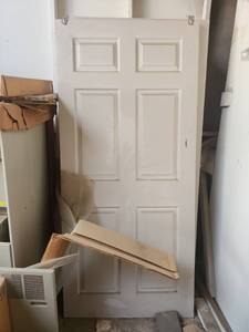 lot 22587 image: Lot of Six Panel Interior Door