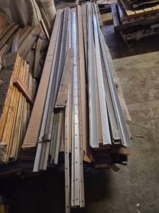lot 23634 image: Lot of Metal and Wood Shelf SupportsBrackets Various Sizes