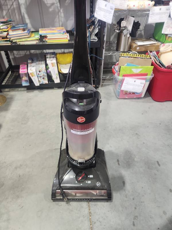 lot 21 image: Hoover Windtunnel High Capacity Upright Carpet Cleaner