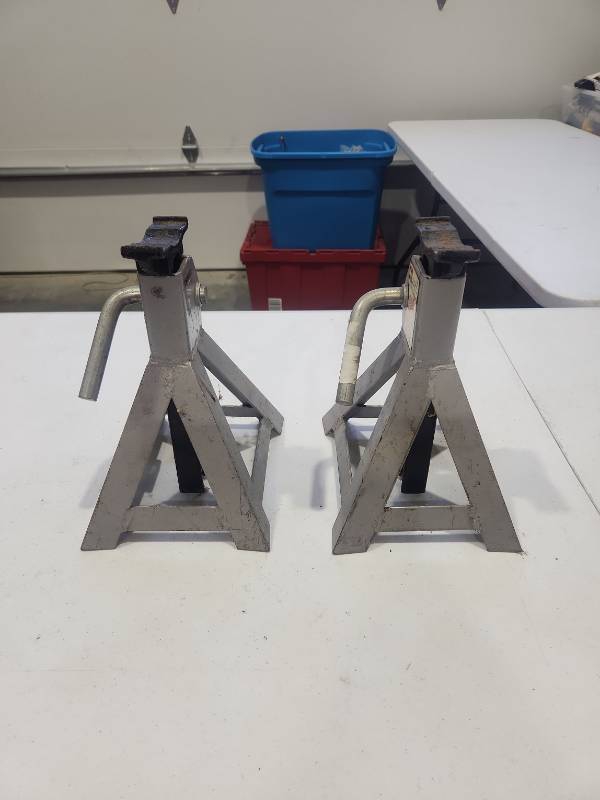 lot 36 image: 3 Ton Capacity Heavy Duty Model Jack Stands Pair