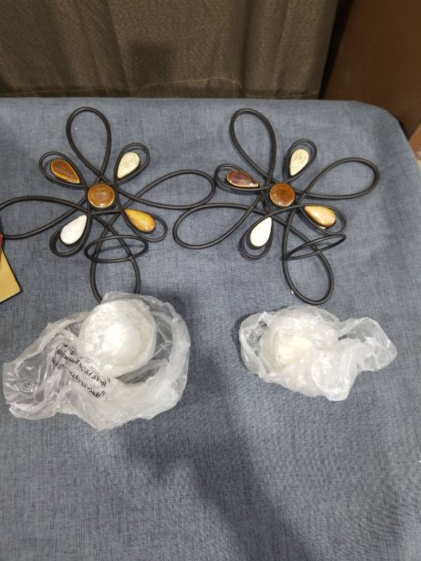 lot 1426 image: Set of 2 Stone Gem Flower Tealight Sconces