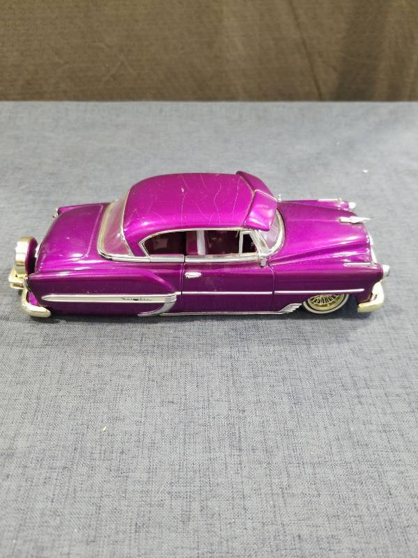 lot 1460 image: Orro 1953 Die-Cast Model Car Magenta