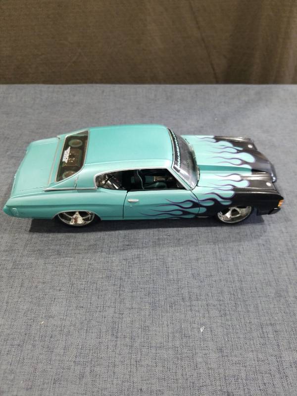 lot 1462 image: Maisto 124 Chevrolet Chevelle SS Die-Cast Model Car Turquoise Flames Hood Is Cracked See Pictures