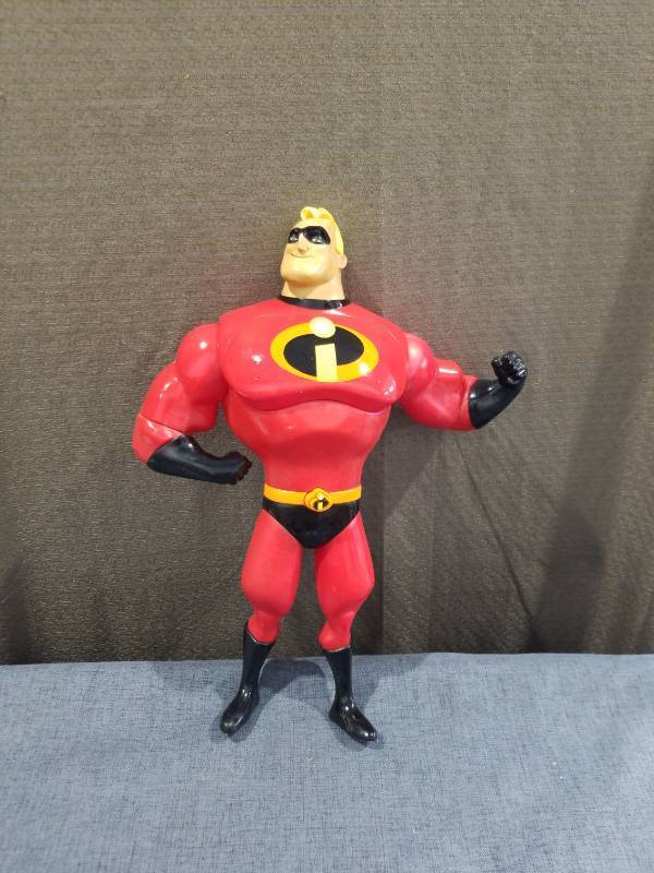 lot 1470 image: The Incredibles Mr. Incredible Action Figure