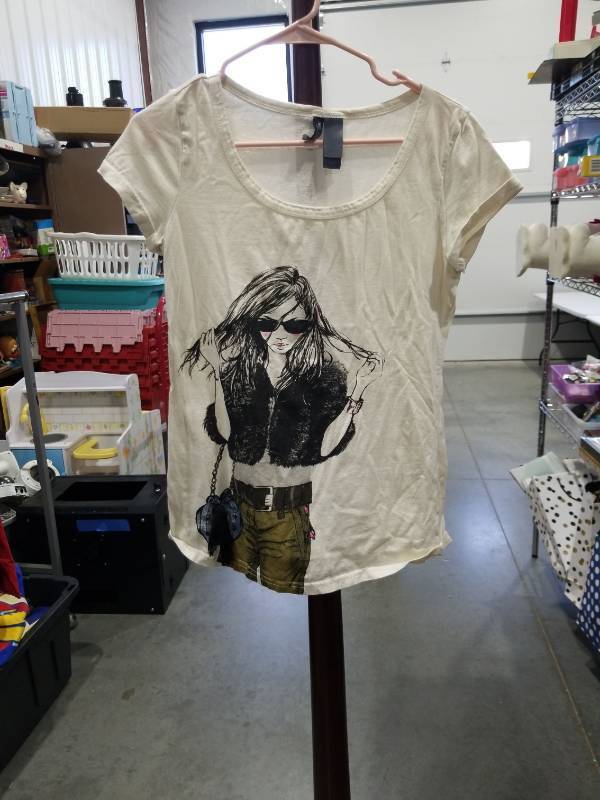 lot 1175 image: Bisou Womens Graphic T-Shirt Short Sleeve Cream Size Small