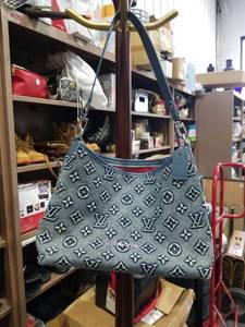 lot 1728 image: TRENDY SHOULDER FASHION PURSE