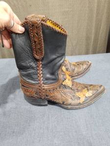 lot 1739 image: Pair Embroidered Western Boots Black Leather Yellow Inlay Size 8.5