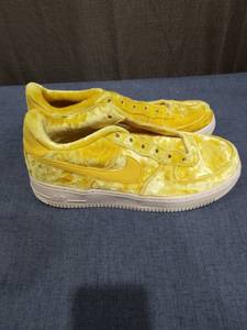 lot 1742 image: Nike Air Force 1 Low Velvet Yellow Size 6.5Y 849345-700