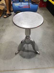 lot 1756 image: Round Pedestal Accent Table